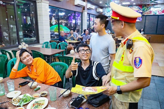 CSGT bất ngờ đến quán bia dán tờ giấy, 'dân nhậu' vui vẻ gọi xe ôm về nhà