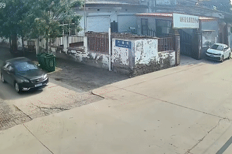 Hai ô tô đụng nhau giữa ngã tư đường làng, 1 xe văng thẳng vào sân hội đồng thôn