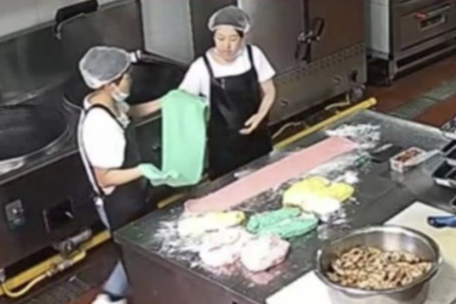 Hiệu trưởng lệnh trộn sơn vào thức ăn để ảnh chụp bắt mắt, thu hút tuyển sinh