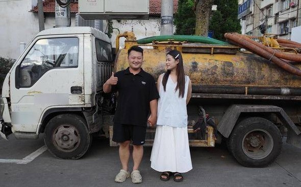 Chàng trai ngày đi hút bể phốt, tối lái xe sang, mơ tổ chức đám cưới đặc biệt