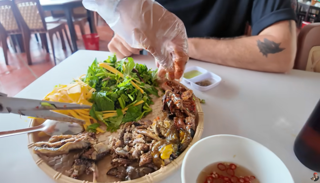 khach tay an dac san binh thuan 1.png