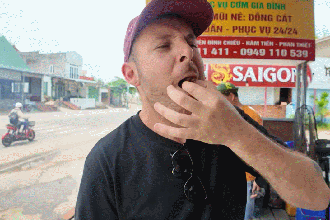 Khách Tây thử đặc sản 4 chân lạ miệng ở Việt Nam, khen thịt dai ngon, ngọt