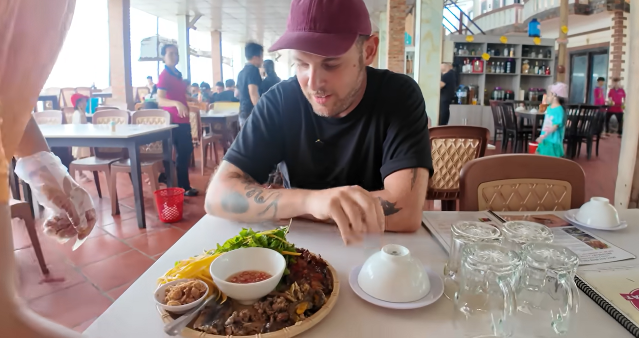 Khách Tây thử đặc sản 4 chân lạ miệng ở Việt Na...