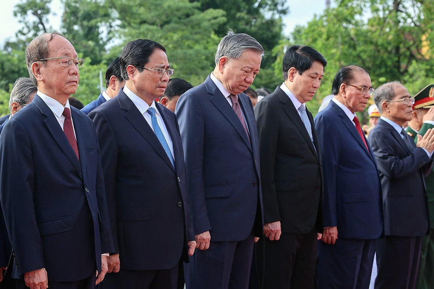 Lãnh đạo Đảng, Nhà nước tưởng niệm các Anh hùng liệt sĩ, vào Lăng viếng Bác