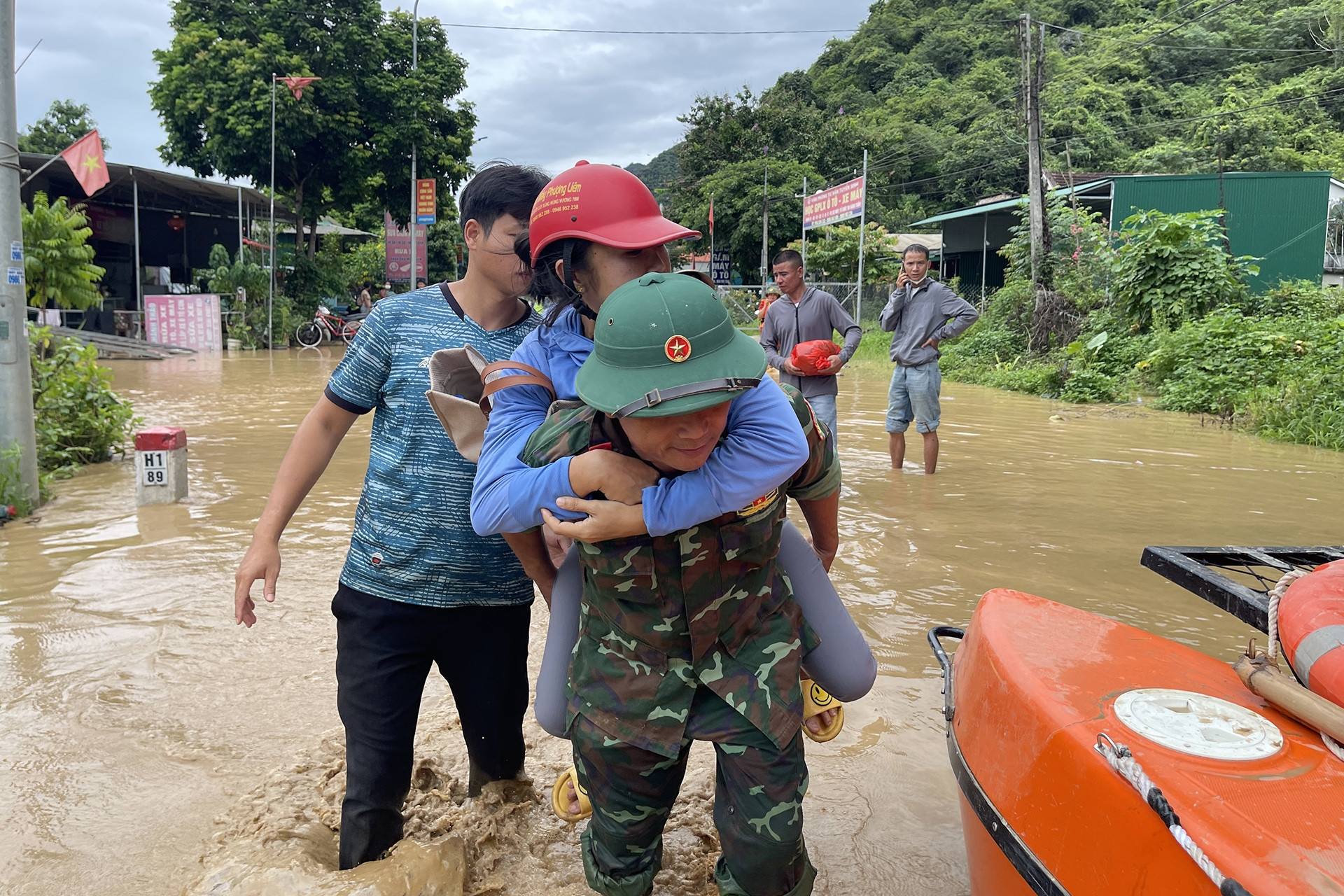 Lũ lịch sử ở Nghệ An, bộ đội cõng dân qua đoạn ngập đi chạy thận