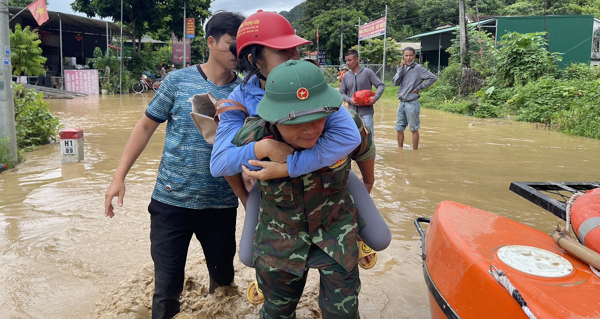 Lũ lịch sử ở Nghệ An, bộ đội cõng dân qua đoạn ngập đi chạy thận