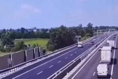 Máy bay đâm xuống đường cao tốc, phát nổ kinh hoàng trước hàng loạt ô tô