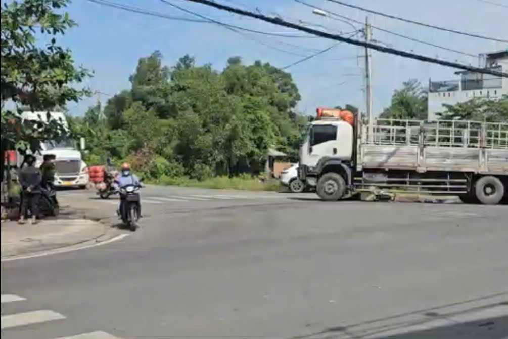 Mới mua xe đạp điện, người phụ nữ bị ô tô tải cuốn vào gầm, tử vong tại chỗ