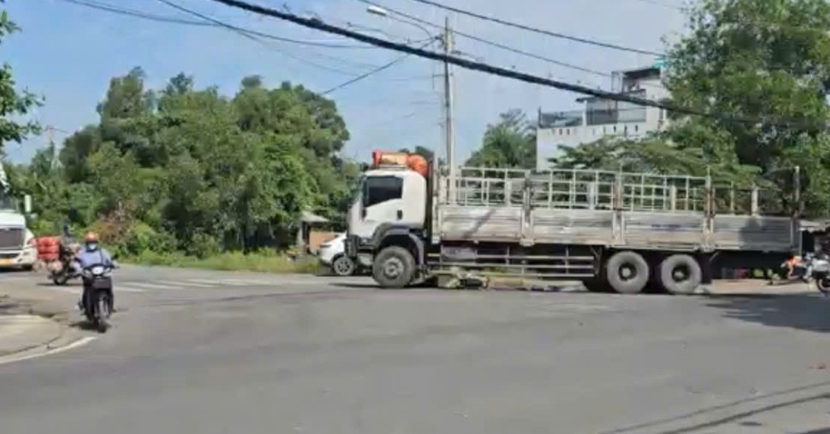Mới mua xe đạp điện, người phụ nữ bị ô tô tải cuốn vào gầm, tử vong tại chỗ