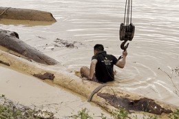 Nhóm 3 người làm điều 'không tưởng' trong cơn lũ dữ trên sông Lam