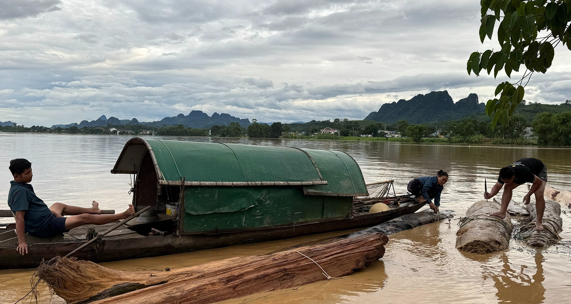 Nhóm 3 người làm điều &amp;apos;không tưởng&amp;apos; trong cơn lũ dữ trên sông Lam
