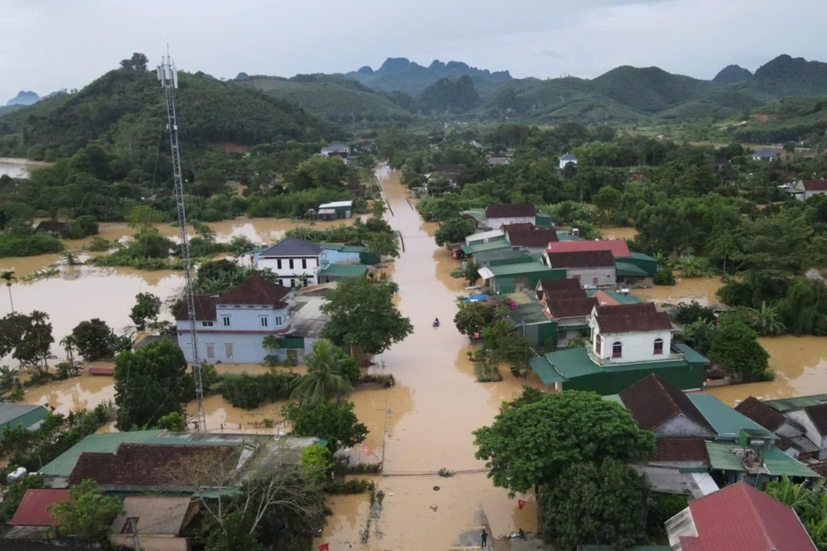 Nước ngập mênh mông, giao thông tê liệt, người dân phải đi lại bằng thuyền