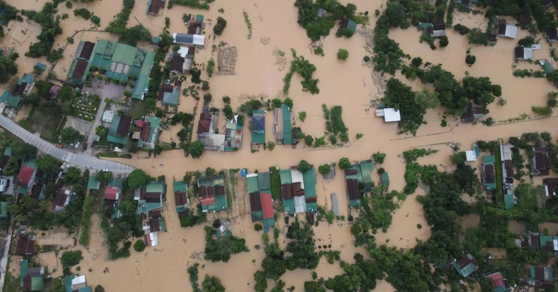 Nước ngập mênh mông, giao thông tê liệt, người dân phải đi lại bằng thuyền