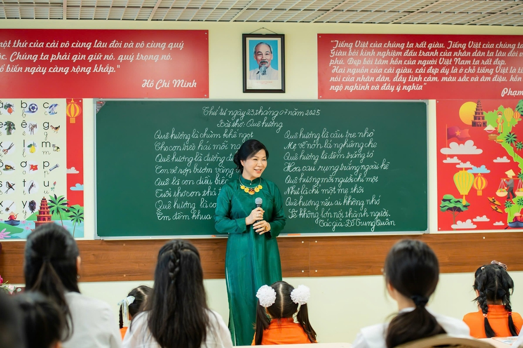 Phu nhân Tổng Bí thư Tô Lâm thăm lớp học tiếng Việt tại Nga