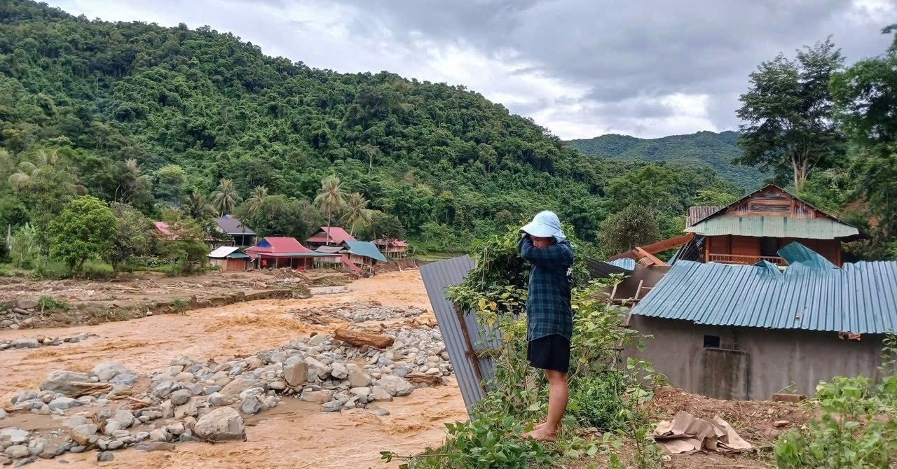 Sạt lở cô lập 7.000 dân, người phụ nữ mắc kẹt bên sông suốt 2 ngày