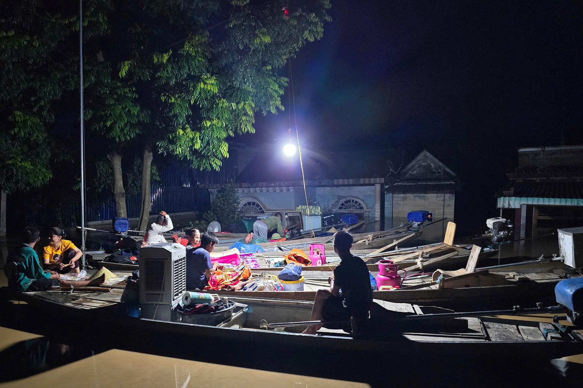 Trắng đêm ôm con lênh đênh trên thuyền chờ nước rút ở tâm lũ Nghệ An