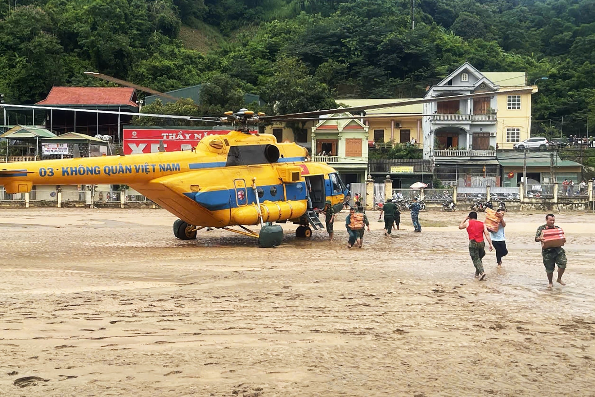 Trực thăng quân đội đưa thực phẩm tới cứu hộ, cứu nạn vùng lũ bị cô lập ở Nghệ An