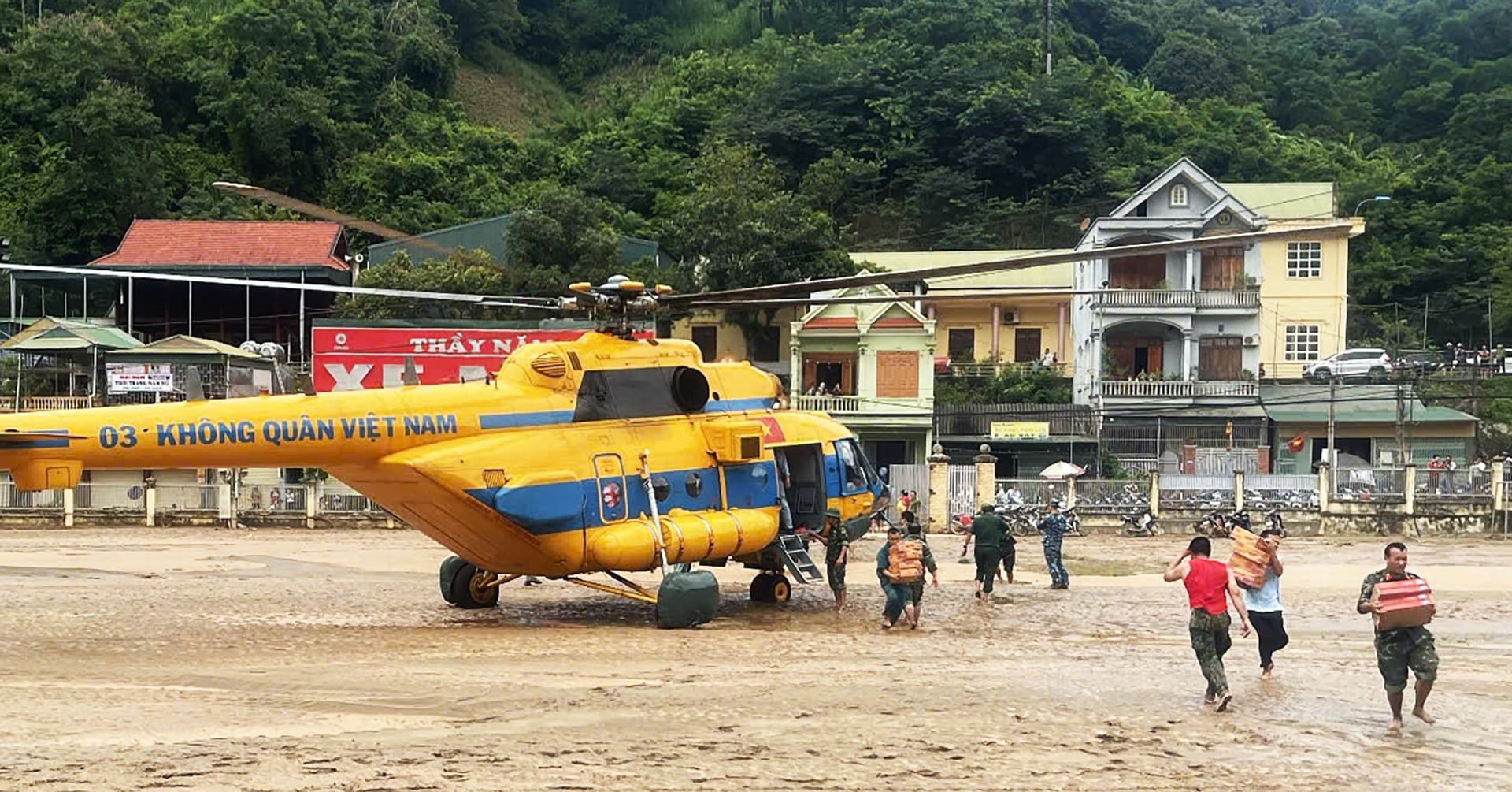 Trực thăng quân đội đưa thực phẩm tới cứu hộ, cứu nạn vùng lũ bị cô lập ở Nghệ An