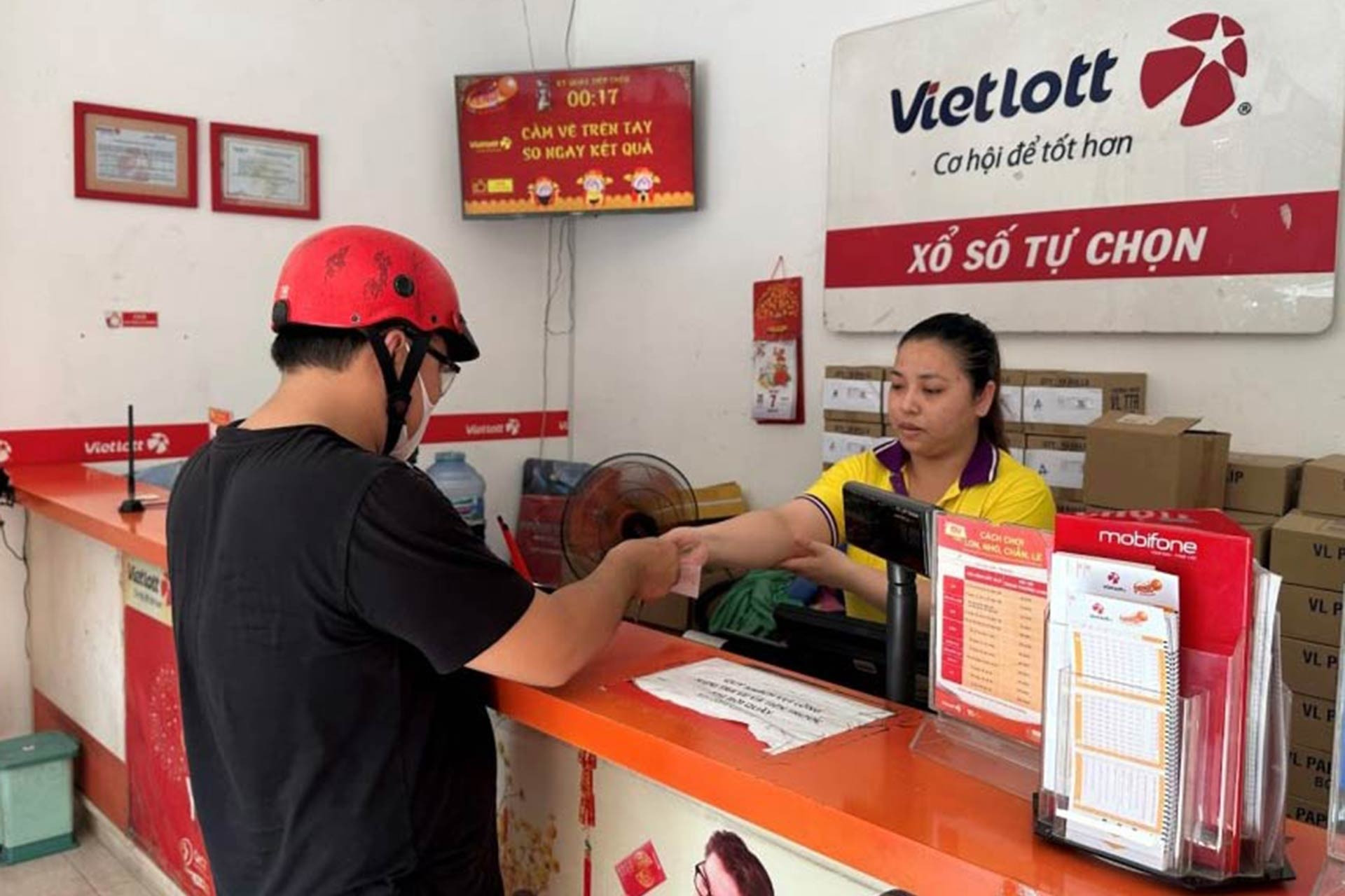 Dồn dập ‘nổ’ độc đắc, Vietlott lại tìm được vé số trúng tiền tỷ