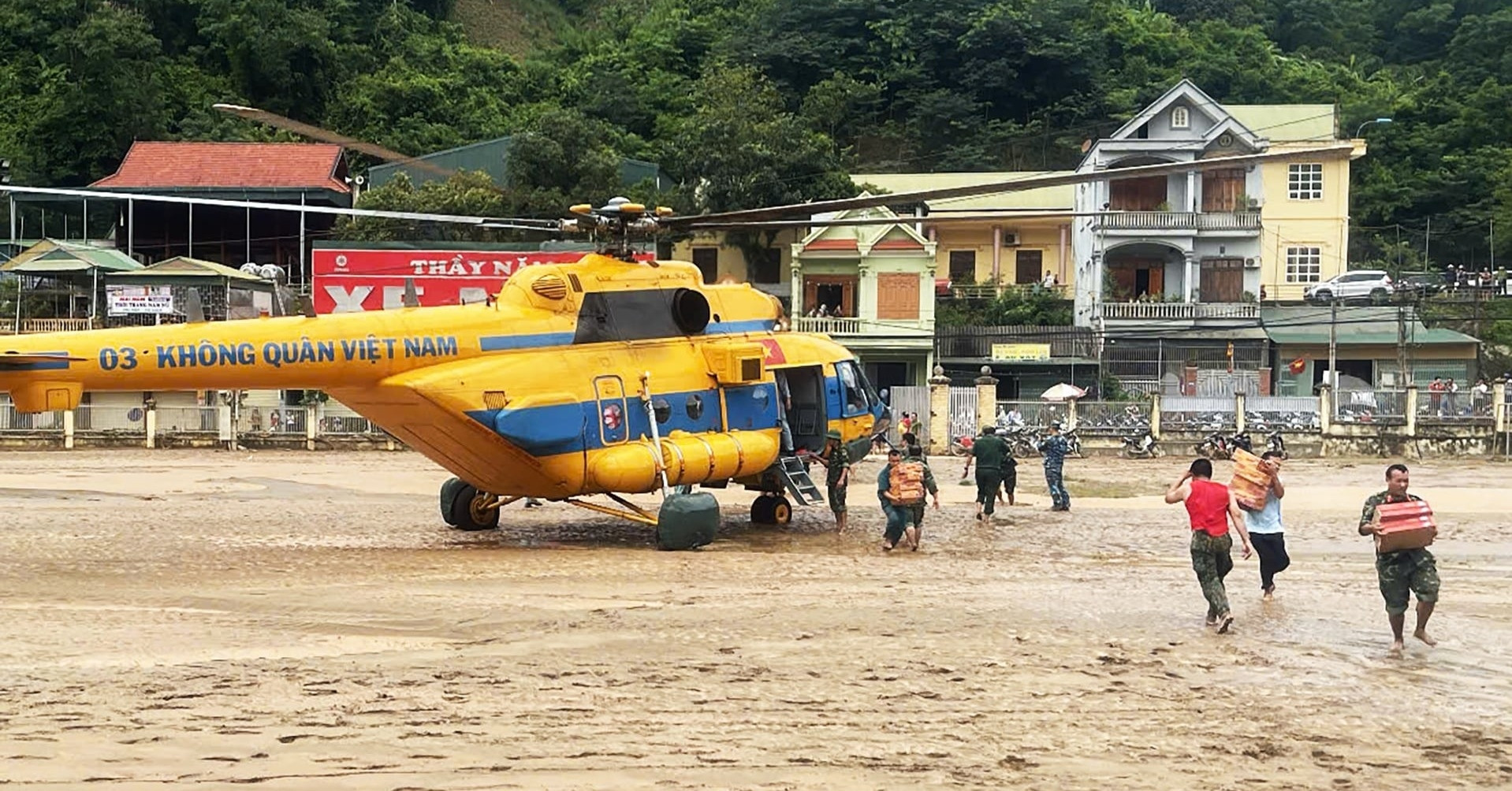 Vượt hàng trăm kilomet, trực thăng quân đội đưa nhu yếu phẩm vào vùng lũ Nghệ An