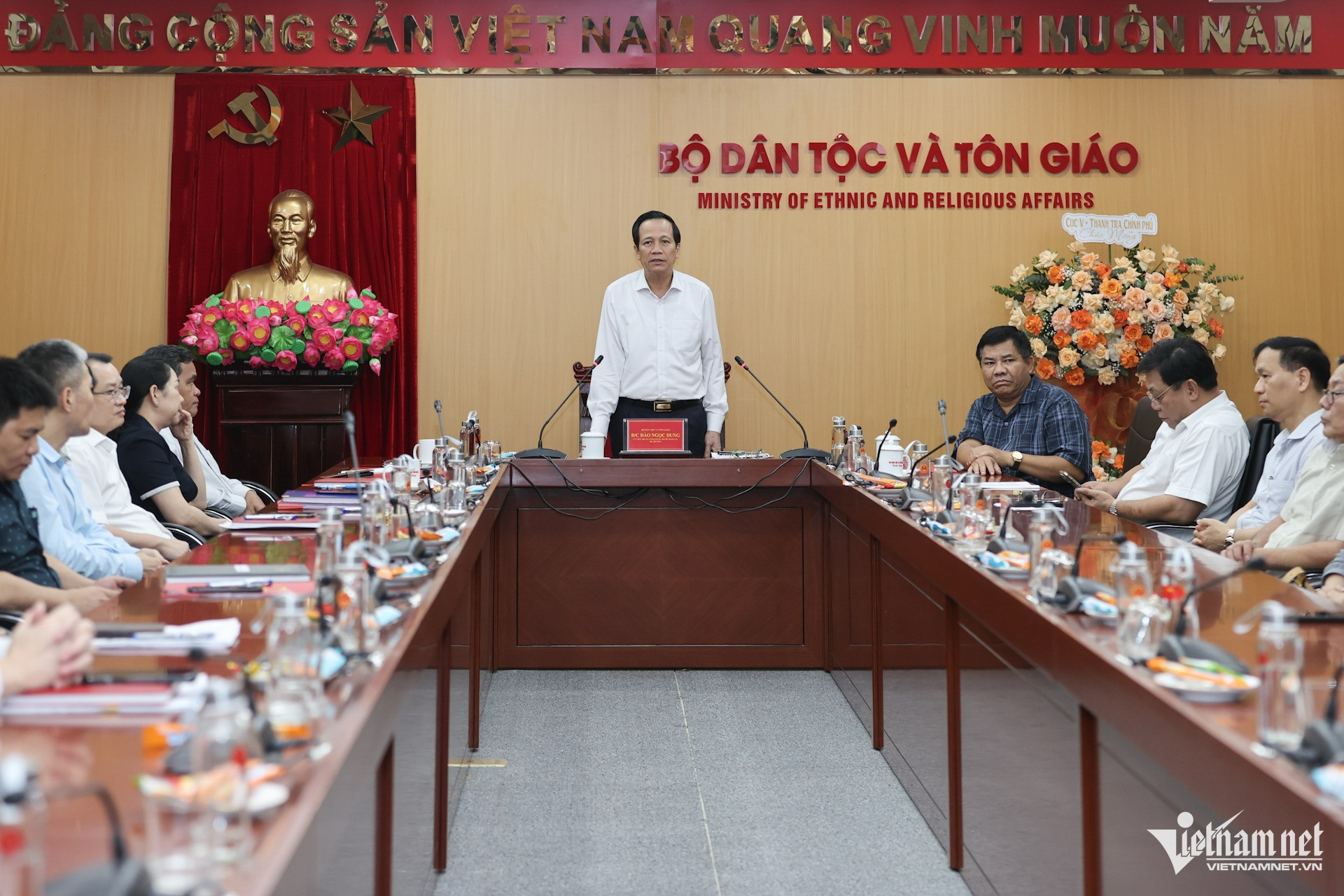 W-Bo truong chu tri buoi gap mat.jpg