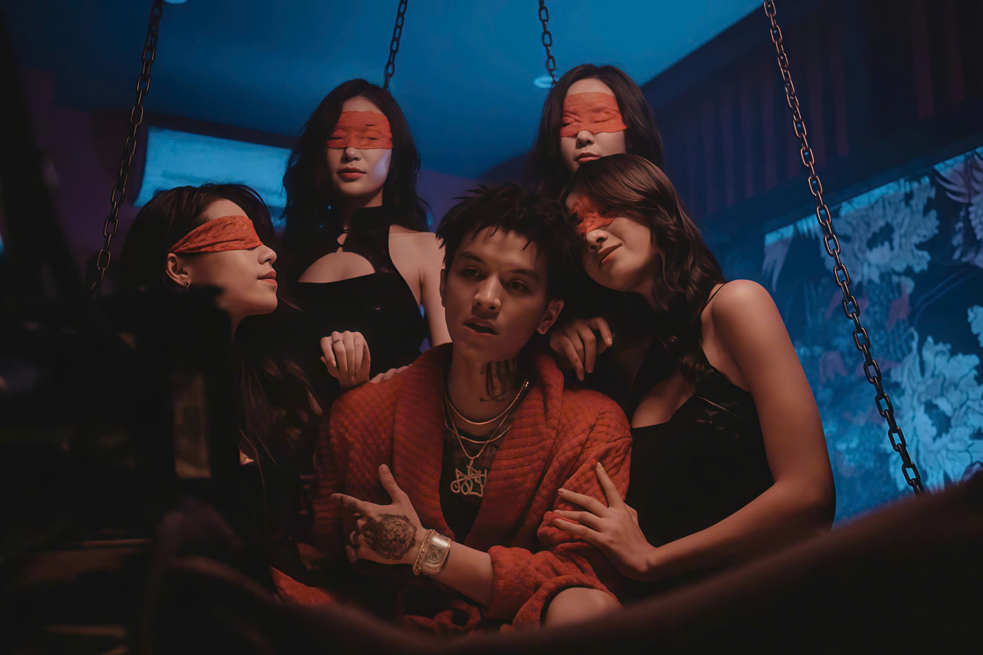 MV dung tục của Bình Gold