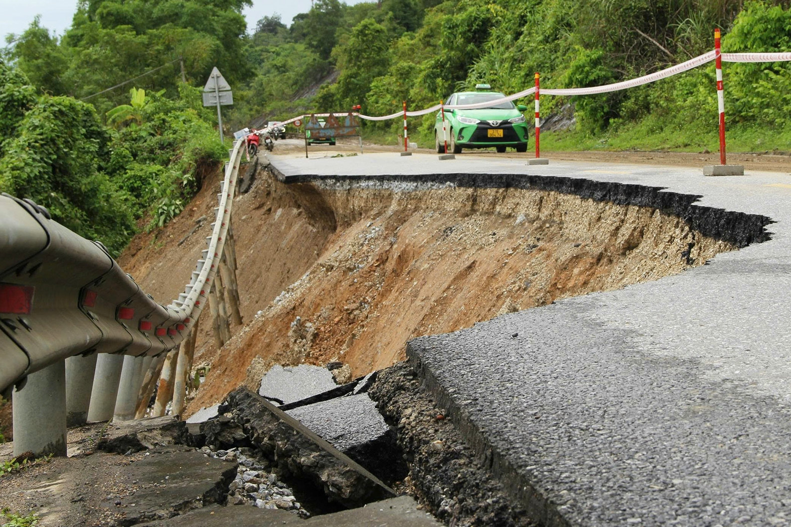 Ám ảnh nước lũ 'xé toang' quốc lộ, nghẹt thở đường lên vùng lũ Tây Nghệ An