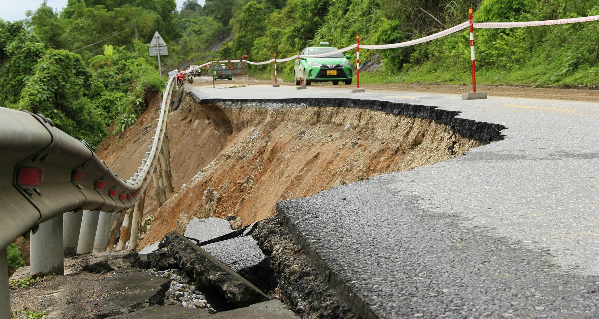 Ám ảnh nước lũ &amp;apos;xé toang&amp;apos; quốc lộ, nghẹt thở đường lên vùng lũ Tây Nghệ An
