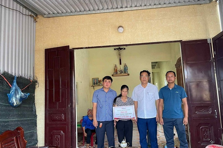 Báo VietNamNet trao hơn 342 triệu đồng đến anh Trần Văn Duy bị tai nạn