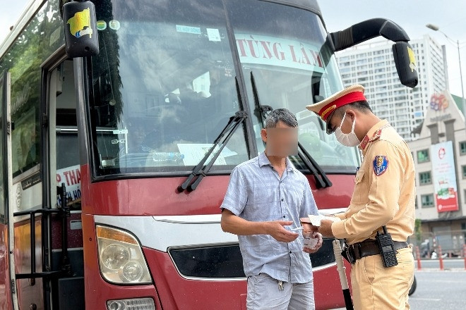 Bị CSGT phạt vì dùng điện thoại trong lúc lái xe, nam tài xế 'dọa' bỏ nghề