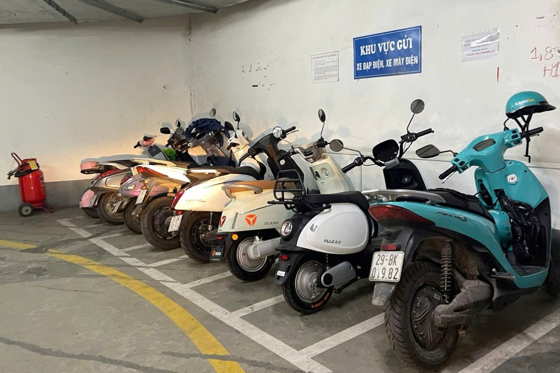 Cấm xe máy xăng: Cư dân chung cư, nhà trọ tìm cách thích nghi với xe máy điện
