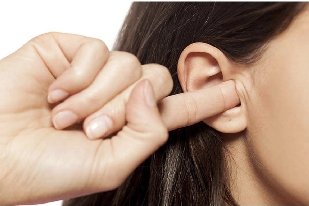 Gặp nạn lúc ngoáy tai, người phụ nữ vỡ xương thái dương, rối loạn tiền đình