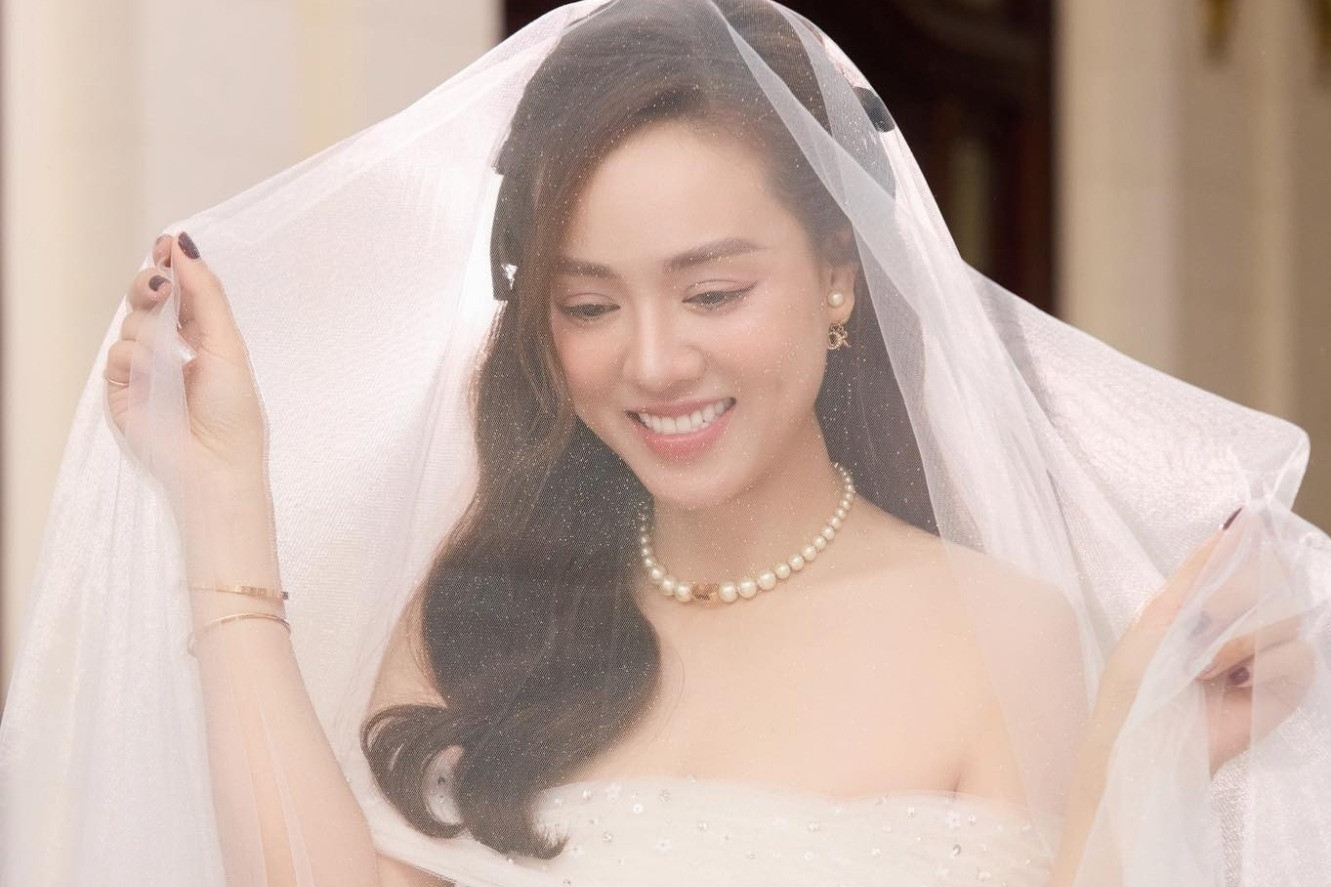 Hà Thanh Xuân sau ly hôn ngày càng quyến rũ, vợ Công Lý bất ngờ diện váy cưới