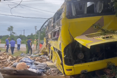 Hiện trường kinh hoàng vụ lật xe khách 10 người tử vong ở Hà Tĩnh