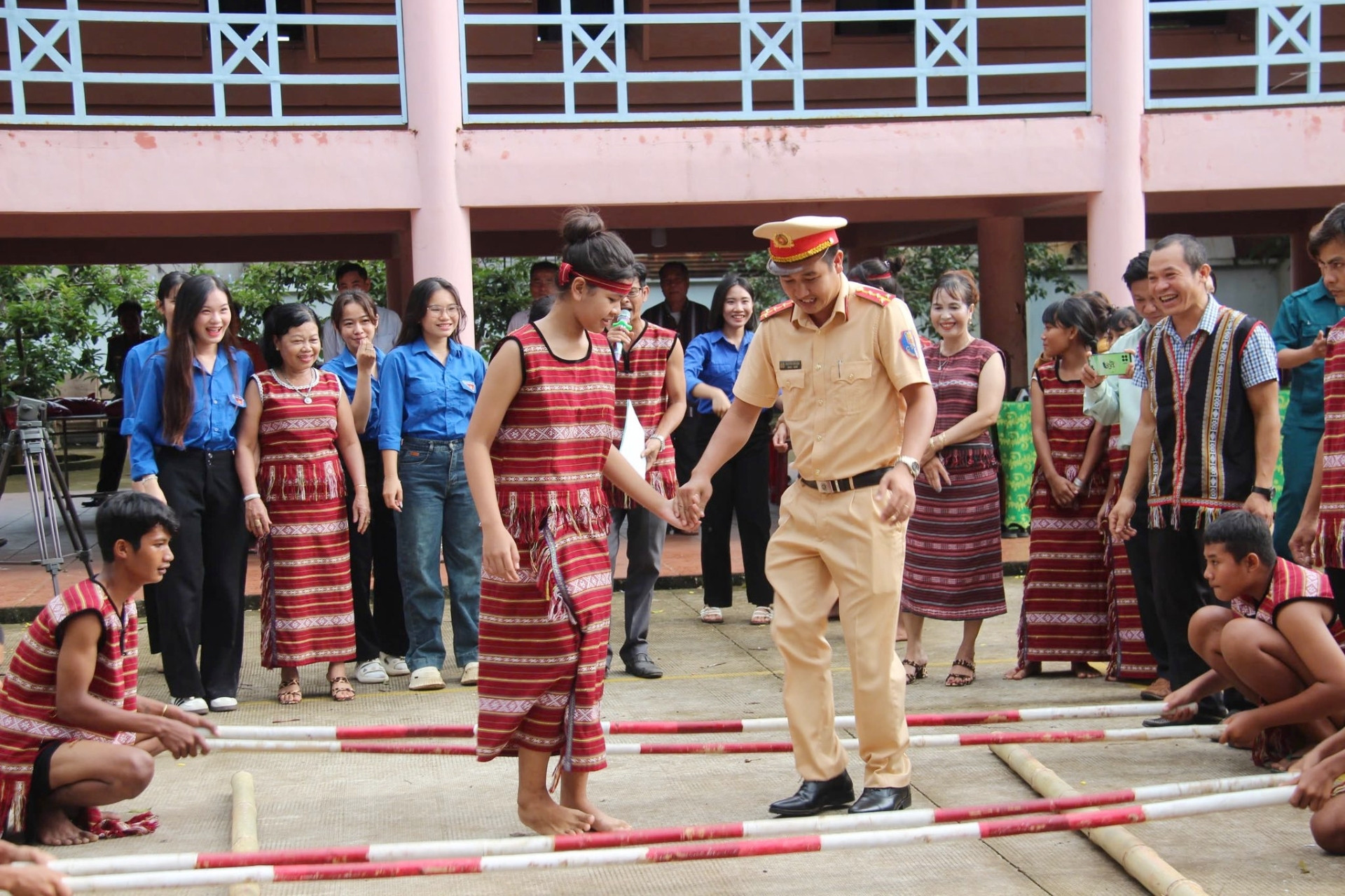 Hình ảnh công an 'hóa thân' trai bản nhảy sạp, đẩy gậy cùng dân làng Chơro