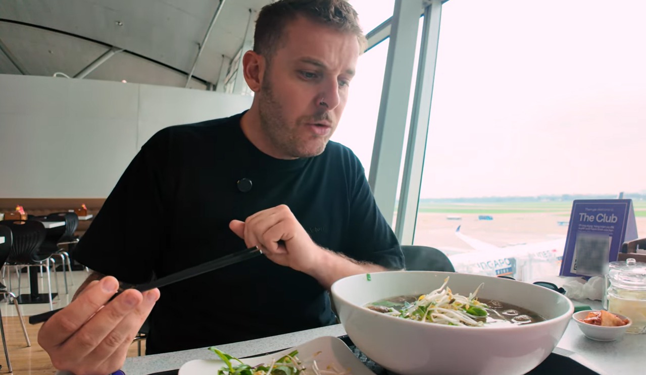 khach tay thu mon pho san bay 0.png