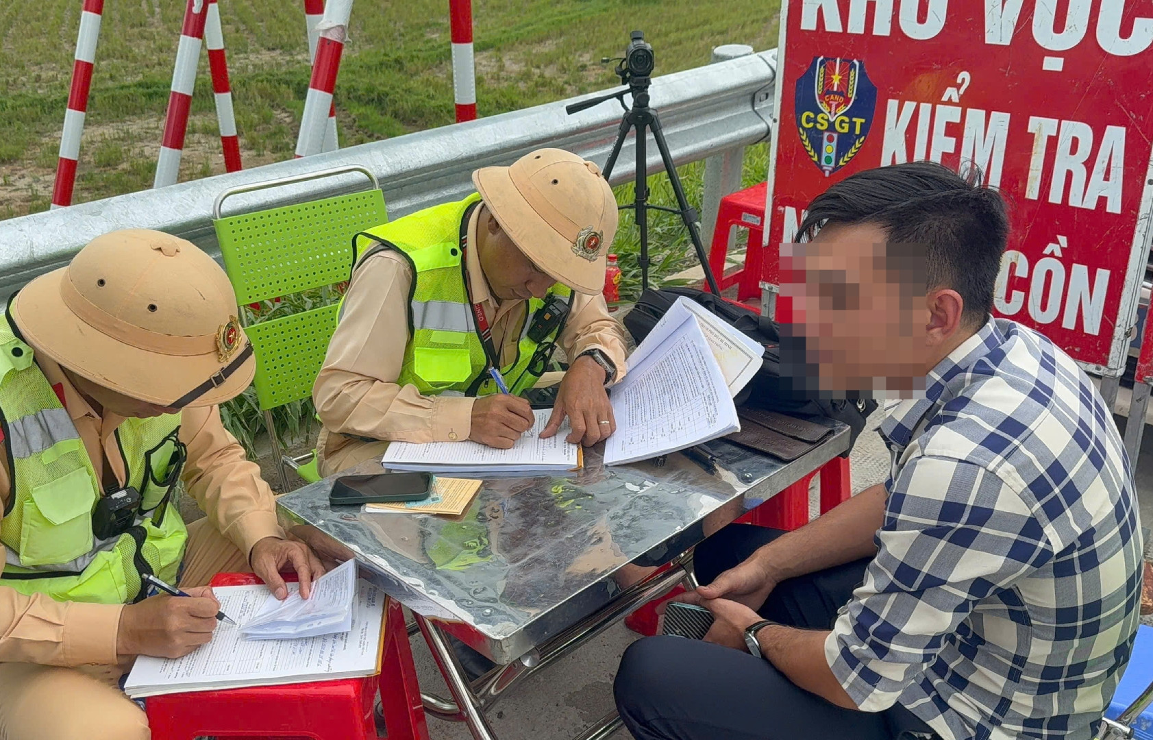 Không có bằng lái xe 29 chỗ, tài xế vẫn chở 13 người chạy trên cao tốc