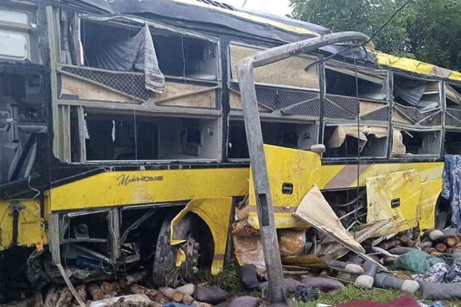 Lật xe khách ở Hà Tĩnh, 10 người tử vong