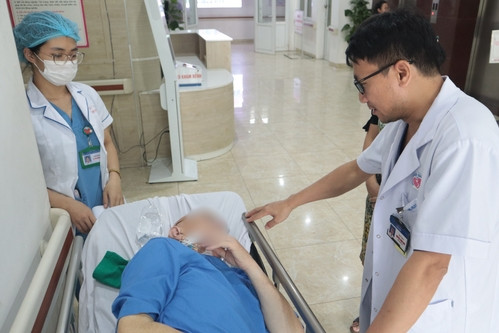 Nam du khách Mỹ hôn mê sau 6 giờ nhận phòng, được cứu sống nhờ một lọ thuốc