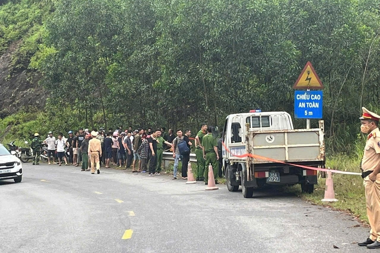 Ngã xe máy, nam thanh niên bàng hoàng phát hiện một thi thể nằm bên cạnh