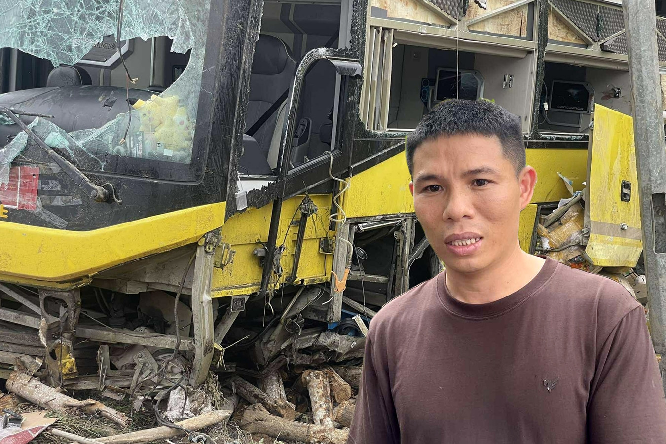 Nhân chứng kể cảnh hỗn loạn, nạn nhân mắc kẹt trên xe khách bị lật khiến 10 người chết