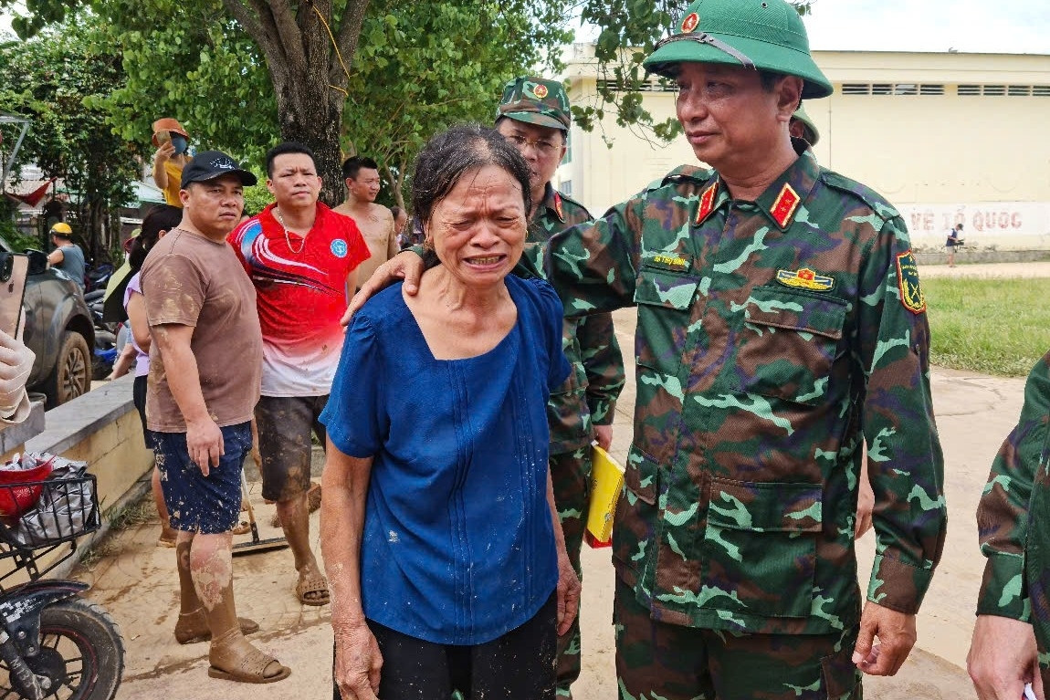 Nước lũ cô lập, người dân xúc động bật khóc khi trực thăng thả lương thực