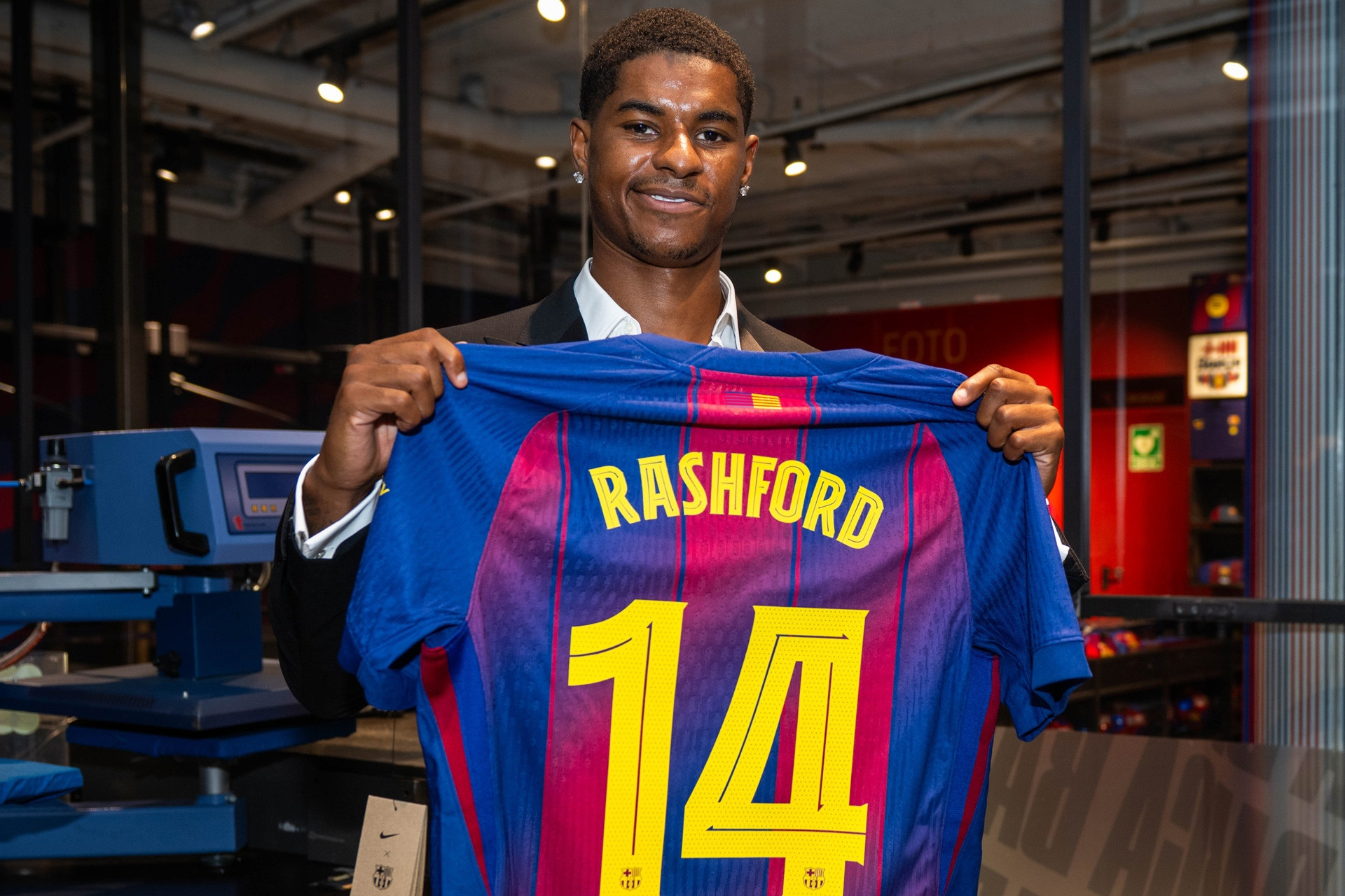 Rashford ra mắt Barca với áo biểu tượng: Vì chúng ta cần nhau