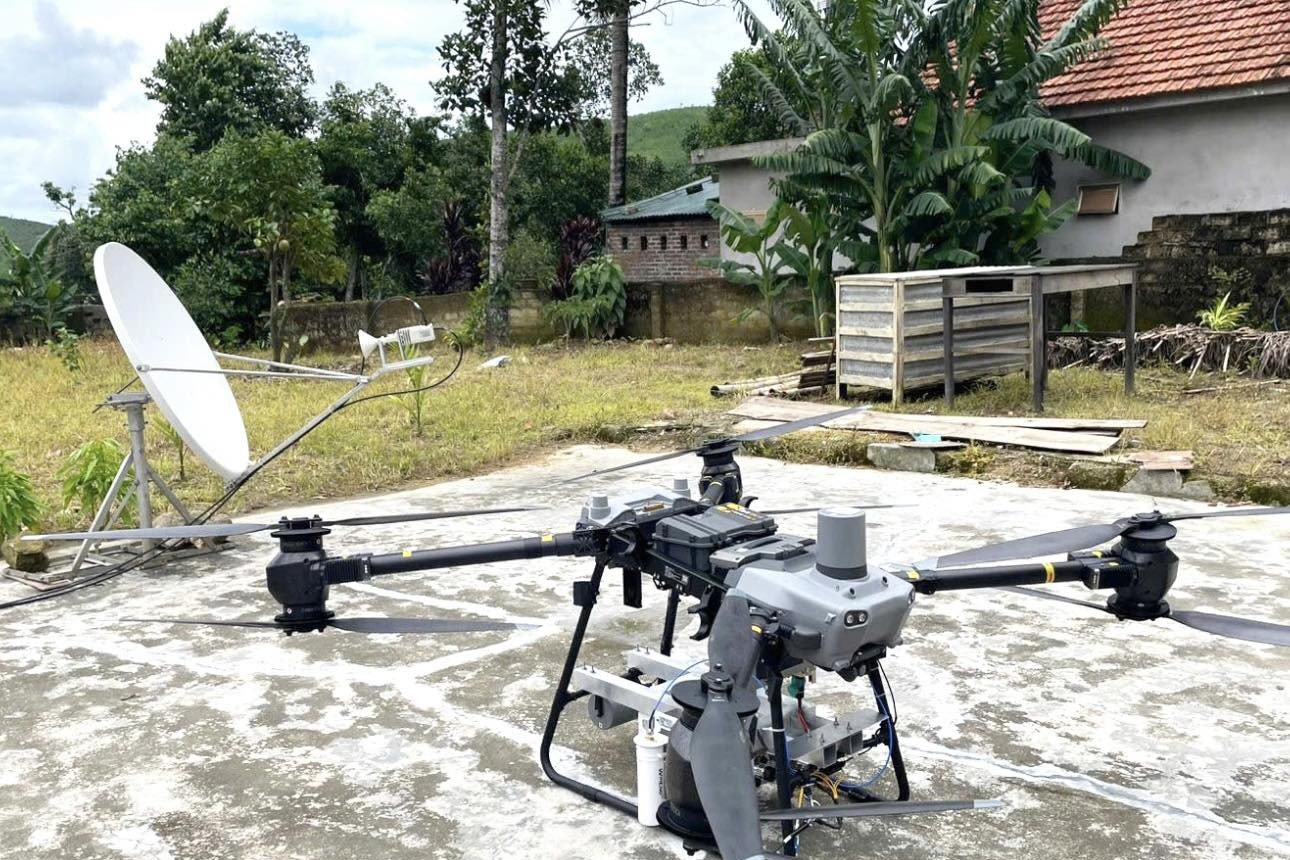 Viettel dùng máy bay không người lái phát sóng di động tại vùng lũ