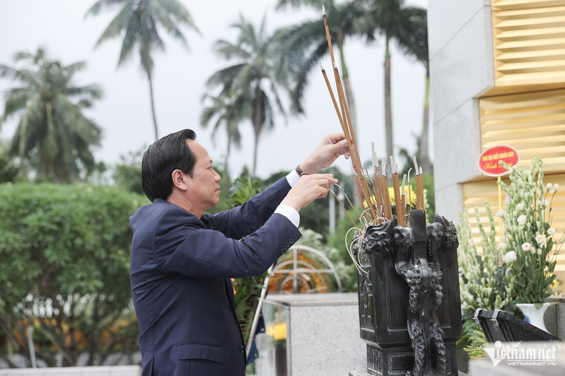 W-Bo truong dang huong tuong niem.jpg