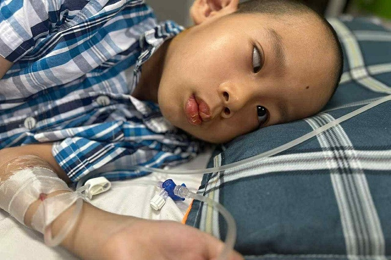 Xót xa bé trai bị u não nằng nặc đòi về vì sợ bố mẹ bán nhà lấy tiền chữa bệnh