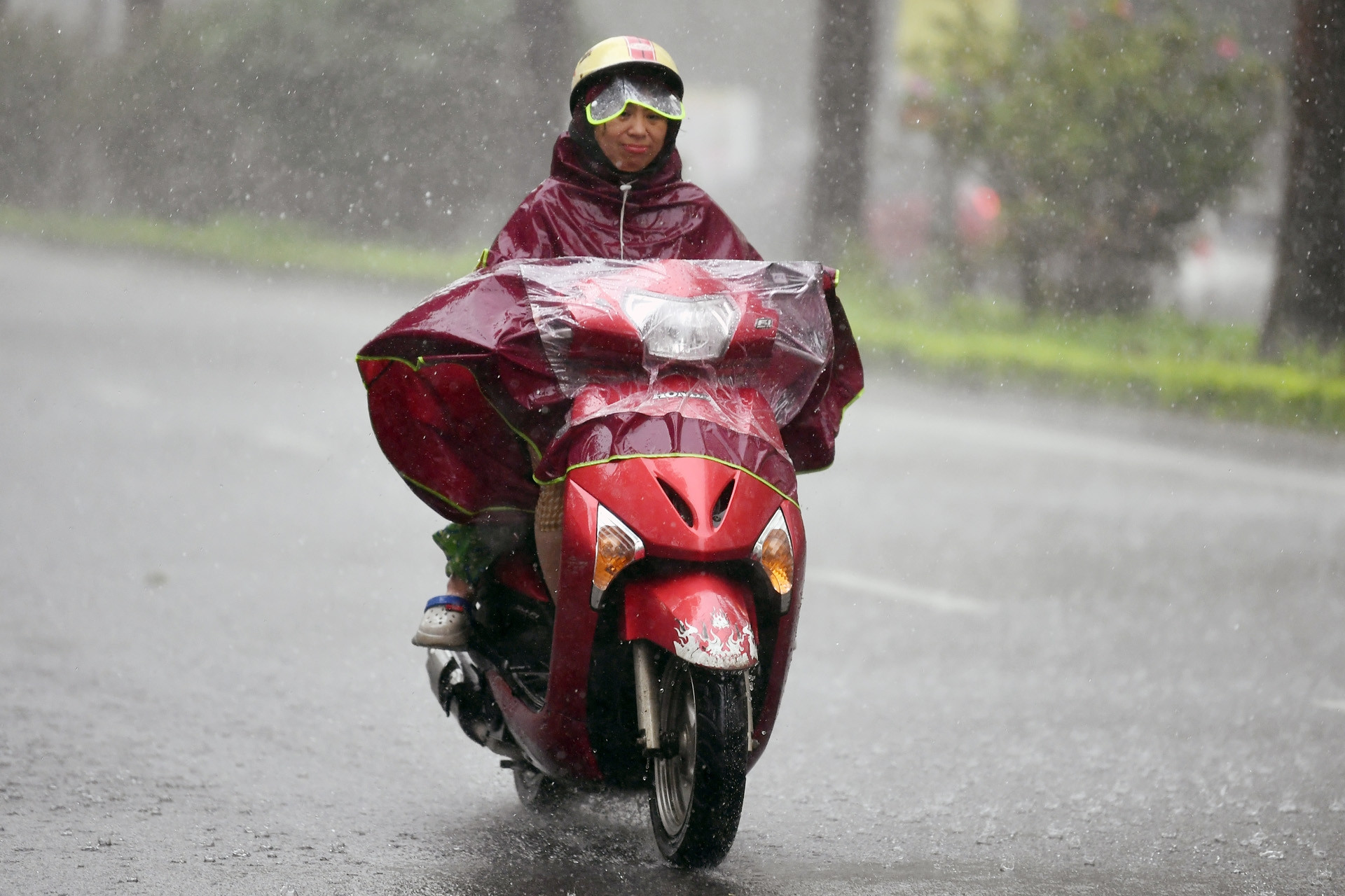 Dự báo thời tiết 27/7/2025: Nhiều khu vực còn mưa to, Hà Nội nắng nóng 35 độ