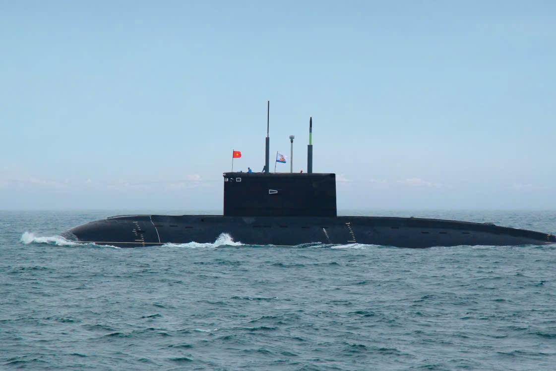 Trực thăng, tàu ngầm Kilo 636 luyện tập diễu binh trên biển dịp Quốc khánh 2/9