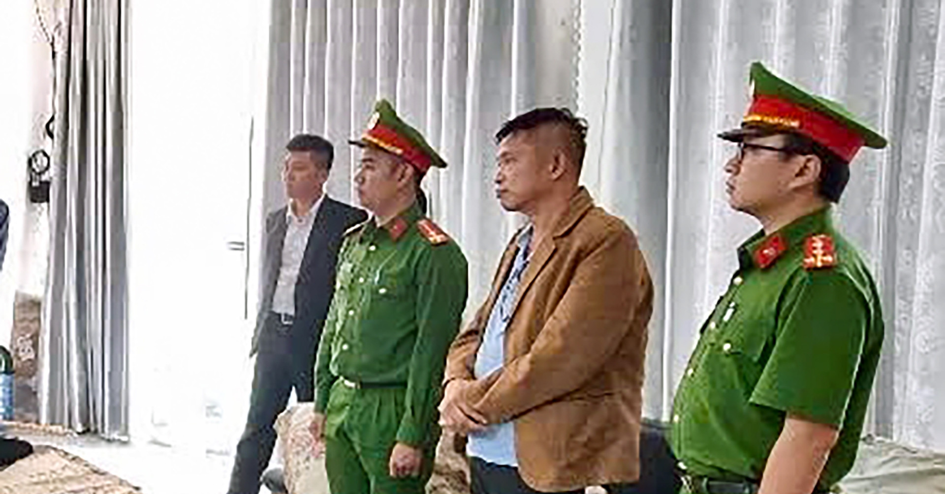 Bắt tạm giam giám đốc và phó giám đốc công ty tơ tằm Nam Ban Silk