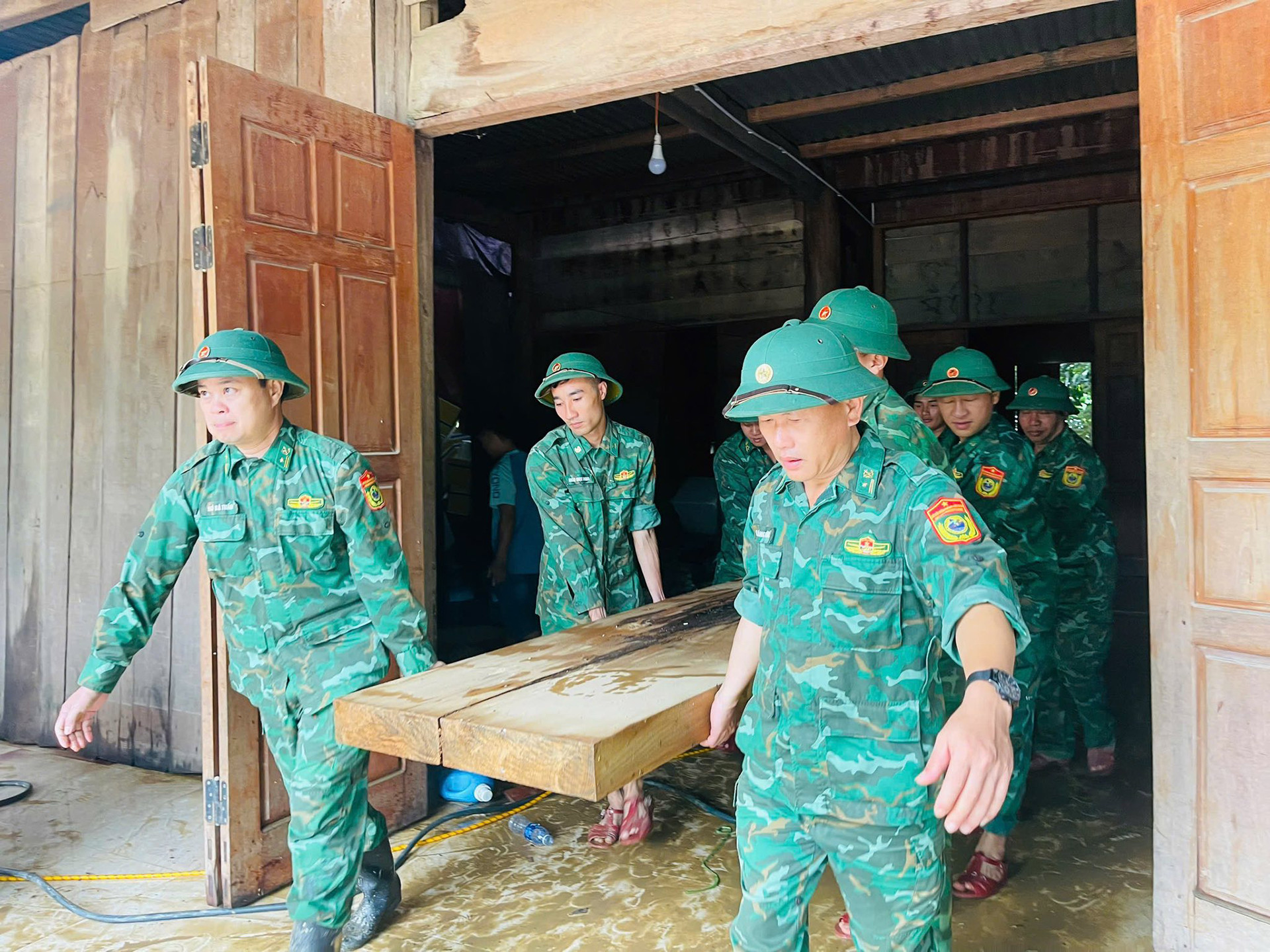 Bới đất tìm tài sản.jpg